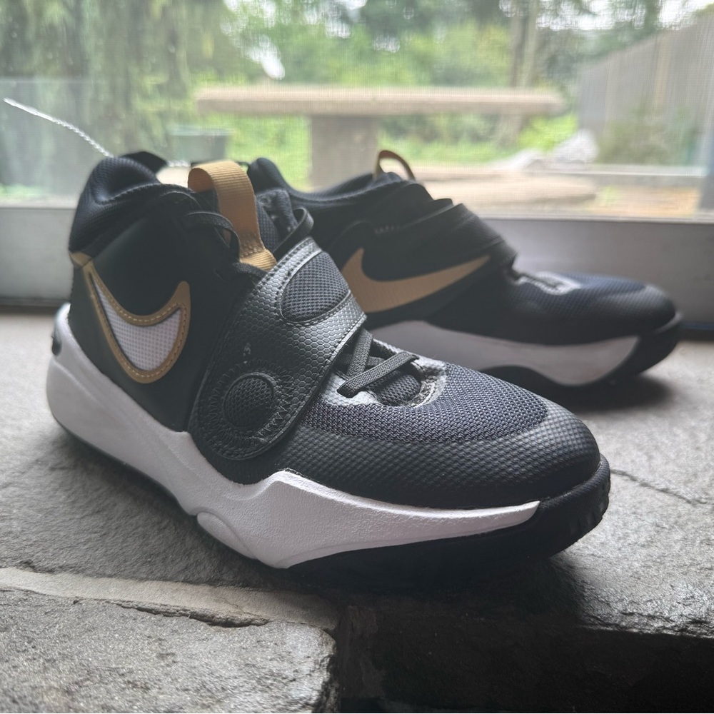 BOYS' BIG KID NIKE TEAM HUSTLE D11 BASKETBALL SHOES - Size 5Y